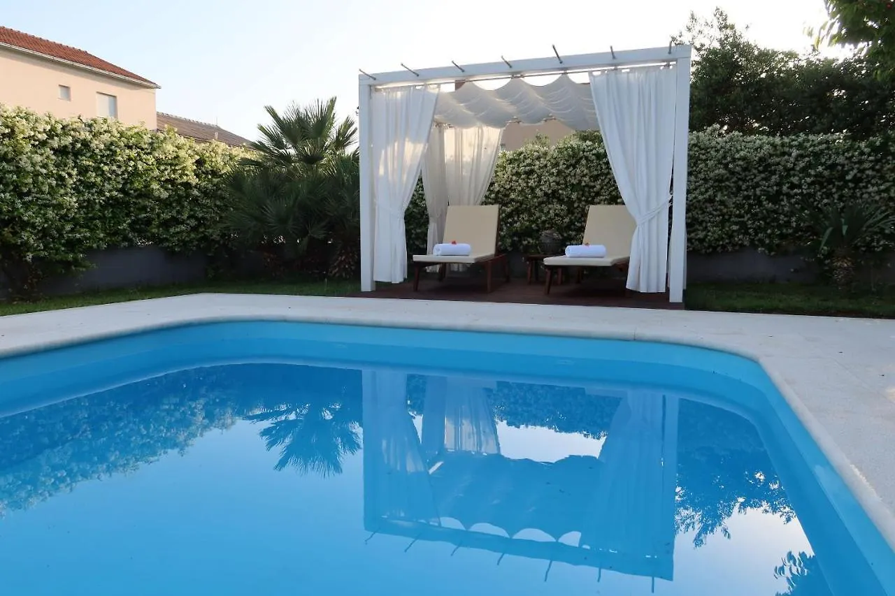 The Cube, Luxury Villa With Private Pool Kastela