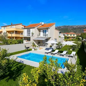 Villa Elysium - Beautiful Family House With Heated Pool, Kaštela